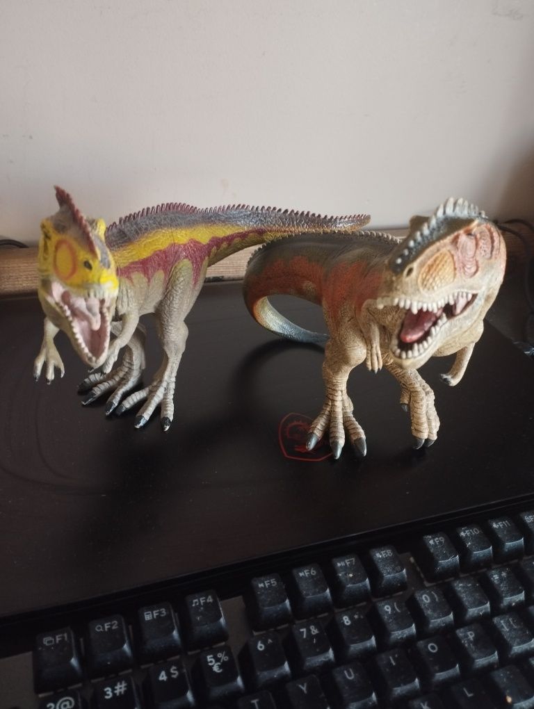 Figurki dinozaury pięć.