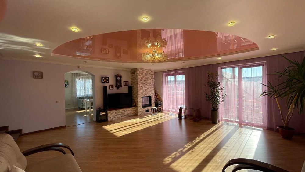 Продається будинок з ділянкою,банею. Зручна локація.