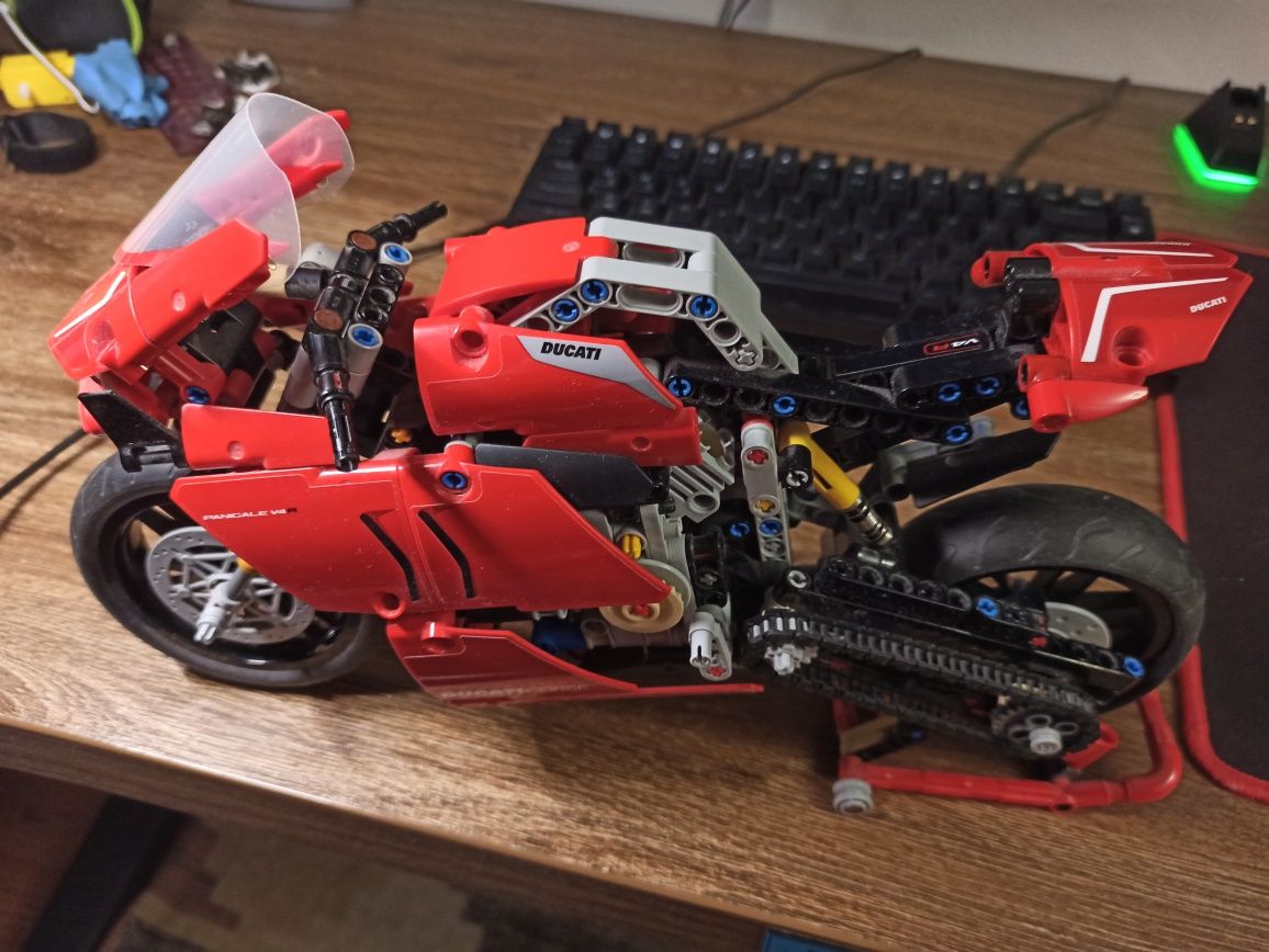 LEGO Technic 42107 Ducati Panigale V4 R