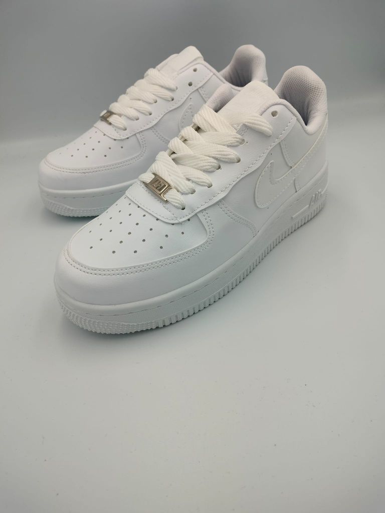 Nike Air Force 1+Gratis skarpetki Nike

Rozmiary dł. wkładki (cm):
36