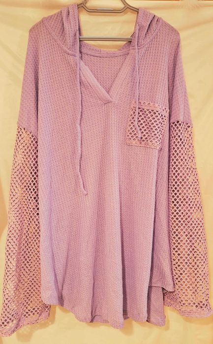 Lekka bluzeczka z kapturem. Duży rozmiar.