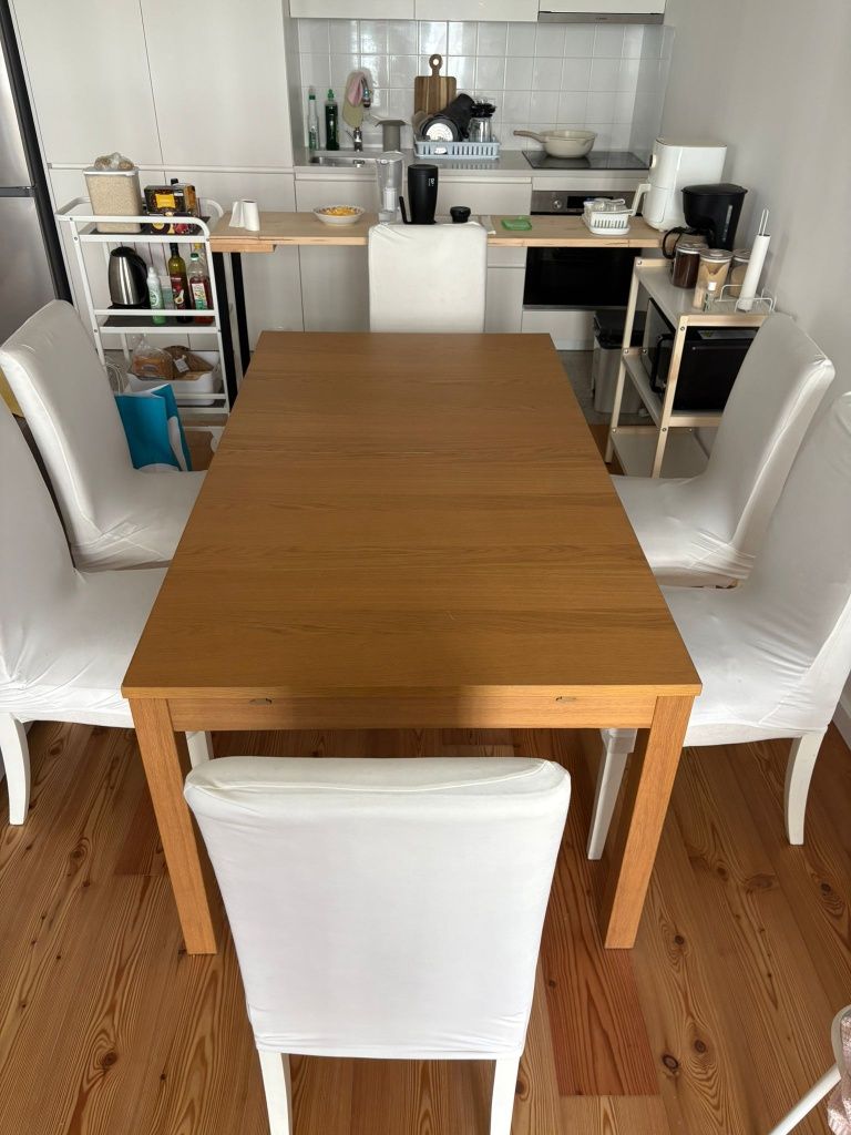 Mesa de jantar extensível com 6 cadeiras.