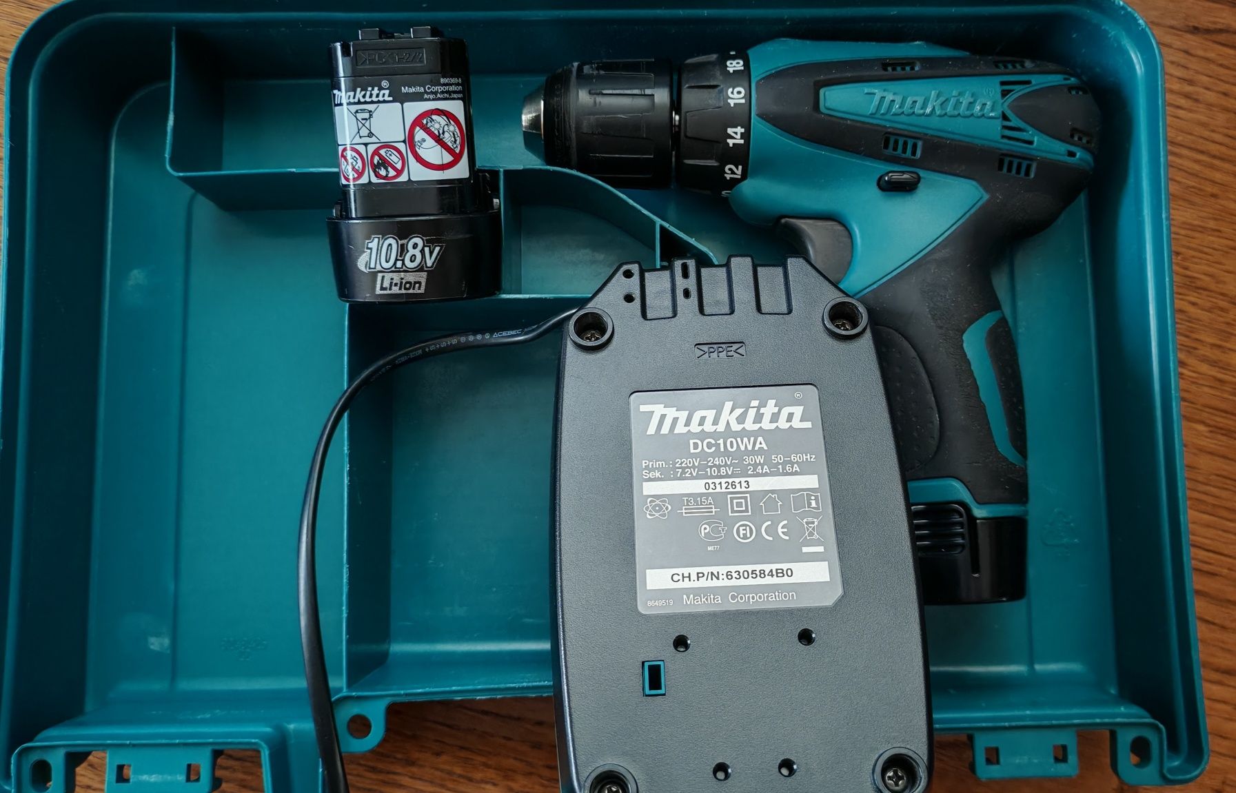 Шуруповерт Makita DF330D полный комплект, оригинал, хорошее состояние.