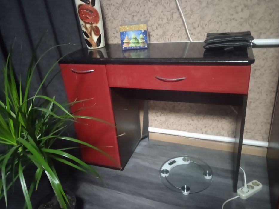 Трюмо з дзеркалом