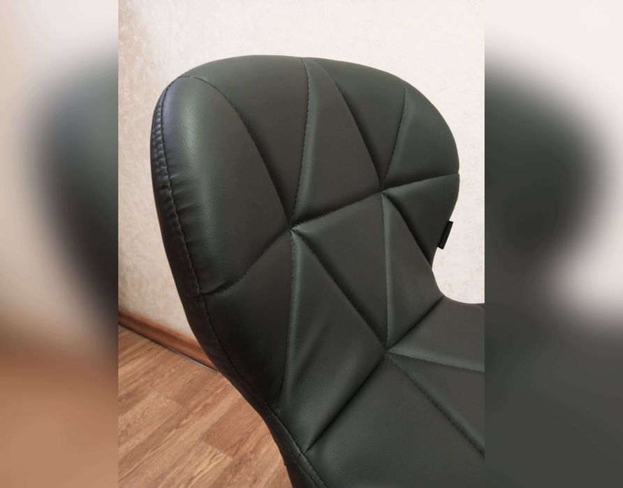 Обертове крісло офісне чорне Demure стілець комп'ютерний на калесах