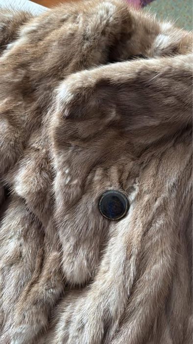 Karmelowe futerko z norek, z kołnierzem i kieszeniami