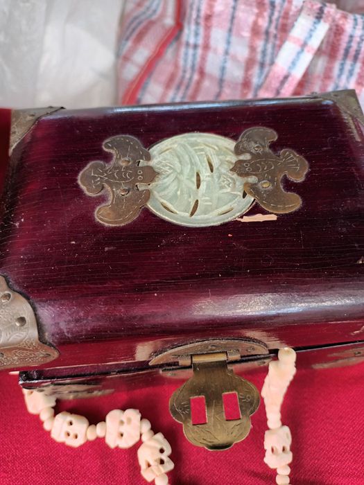 Pequena caixa chinesa com embutidos em latão e talvez jade