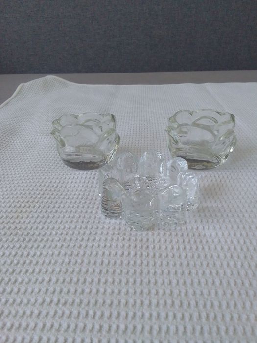 3 szklane świeczniki.