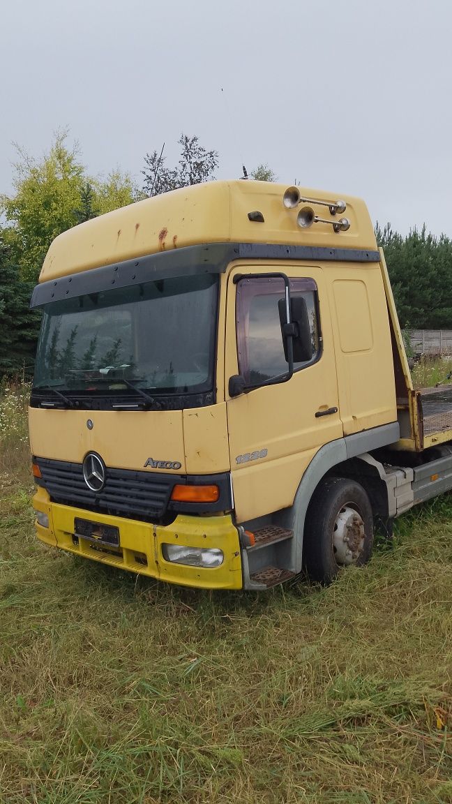 Laweta ciężarowa Mercedes Atego 1228 z najazdami
