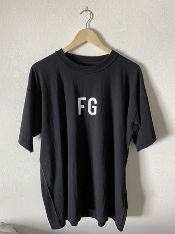 T-shirts preta com letra fg