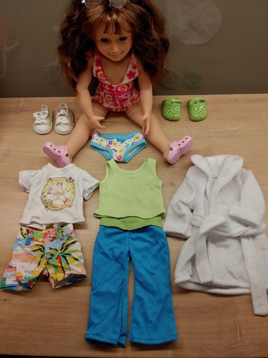 Piękna lalka z serii We Girls o wysokości ok 46cm  z akcesoriami.