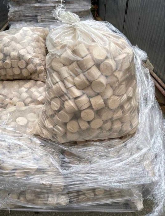 Brykiet z suchej trociny dębowej .