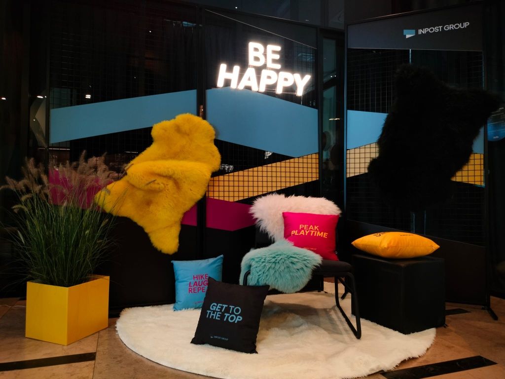Napis LED "BE HAPPY" + 3 czarne ścianki / panele
