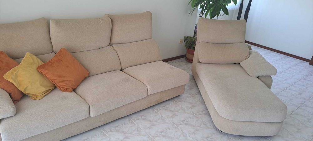Sofá 4 lugares com chaise longue com capas removíveis.