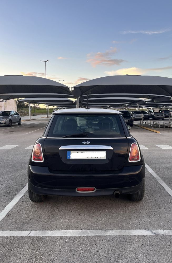 Mini One R56 preto e branco com teto panoramico