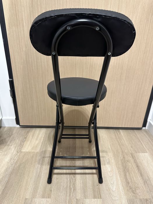 Krzesło składane czarne z podparciem tapicerowane małe taboret