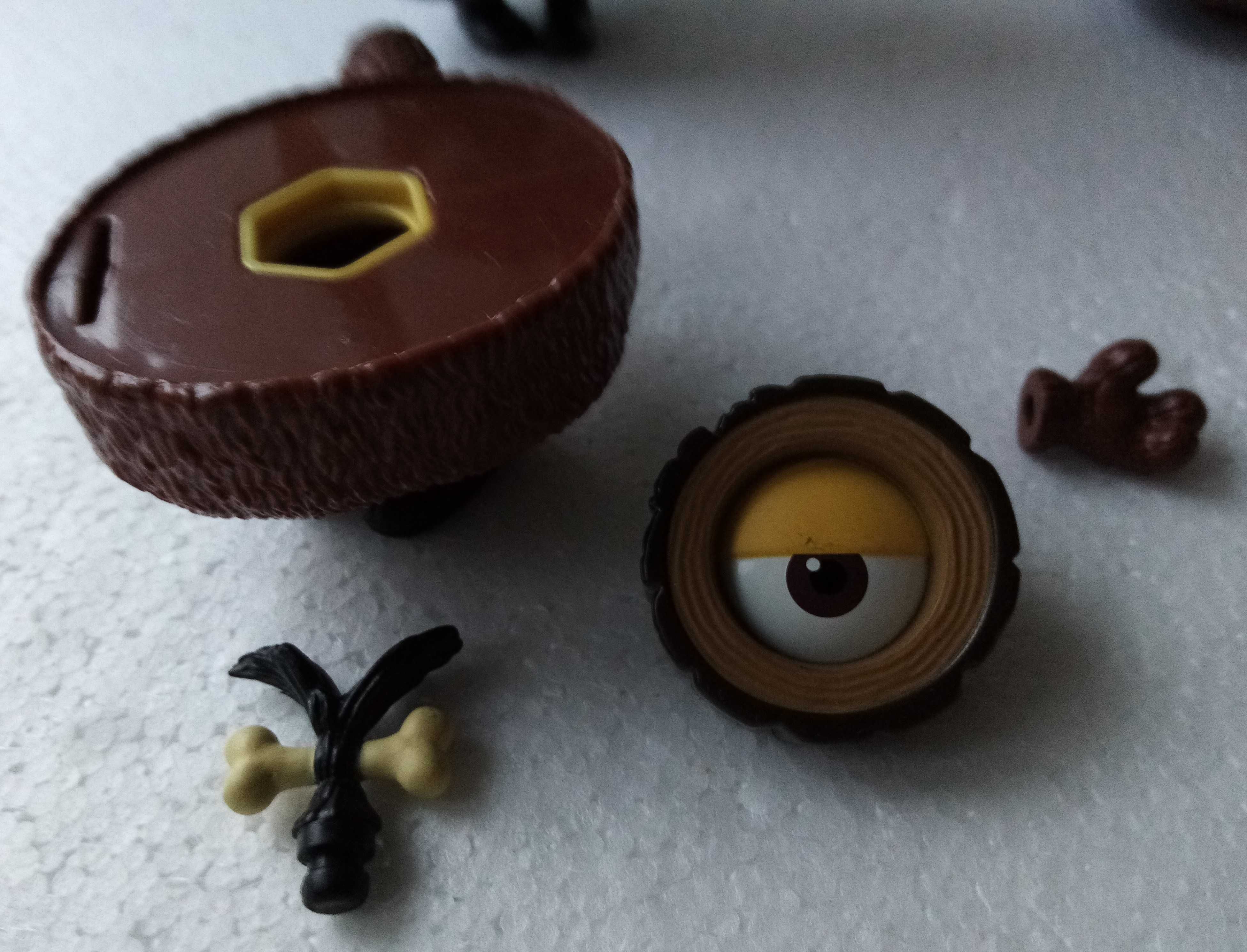 2 Minionki duże akcesoria i stroje pirat, pilot, banan, jaskiniowiec