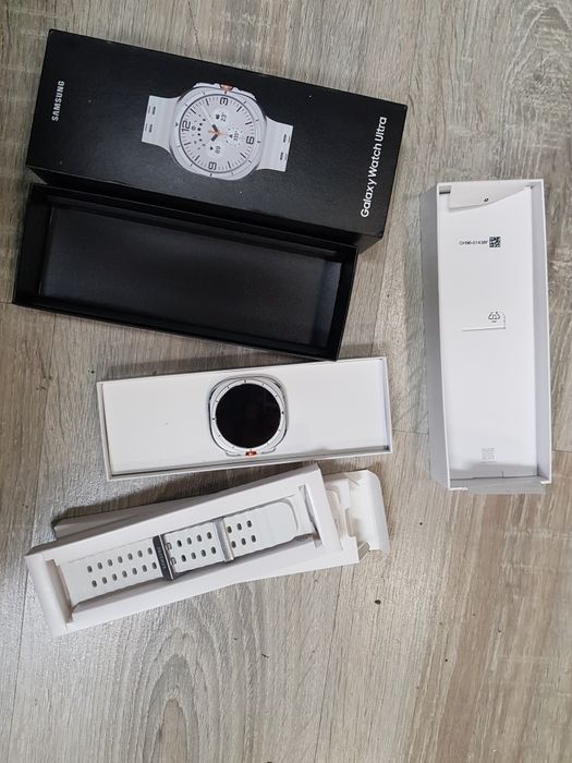 Samsung Galaxy watch ultra titanium white