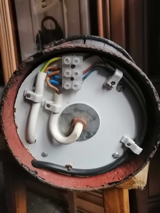 lampa na starej piascie od drewnianego kola w stylu rustykalnym