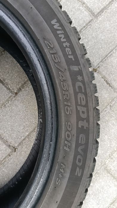Opony zimowe 215/45R16 90H