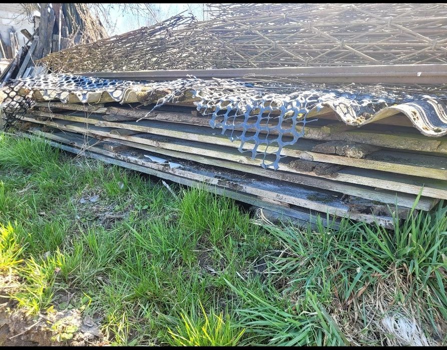 Deski widoczne na zdjęciu okolo 1m szescienny