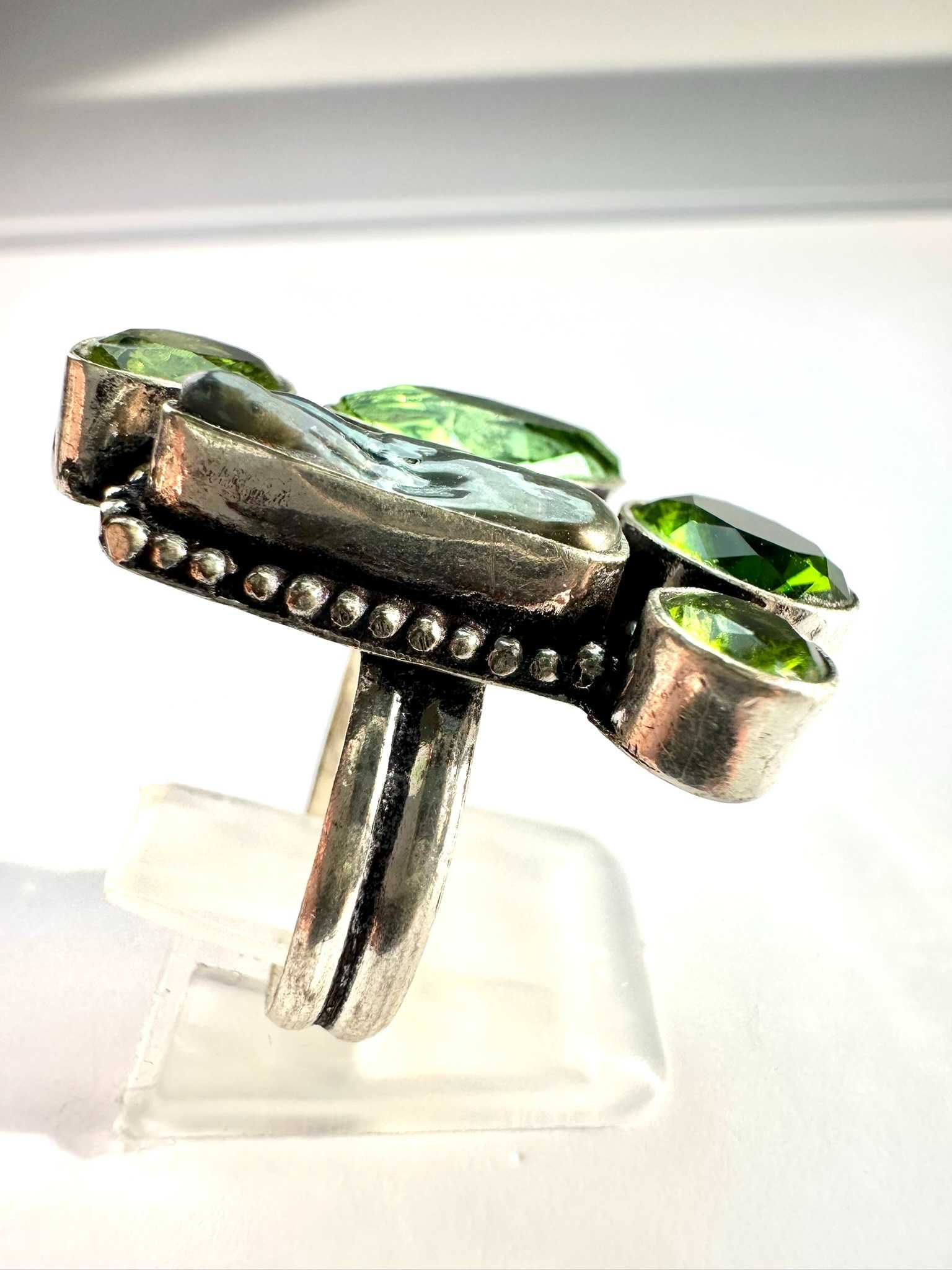 Pierścionek z kamieniami naturalnymi
Peridot, perła biwa. Próba 925