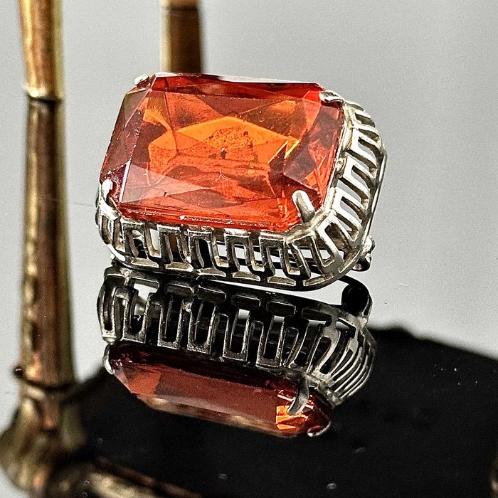 Srebrna broszka z kamieniem cytrynowym z Anglii końca lat 60. XX wieku