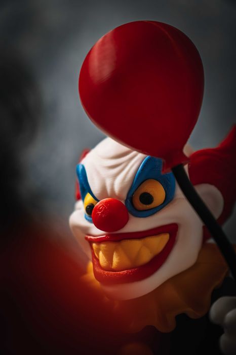 Figurka Mroczny Klaun - Idealna Ozdoba na Halloween!