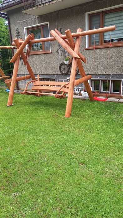 Huśtawka ogrodowa, stoły, studnie, domki dla dzieci