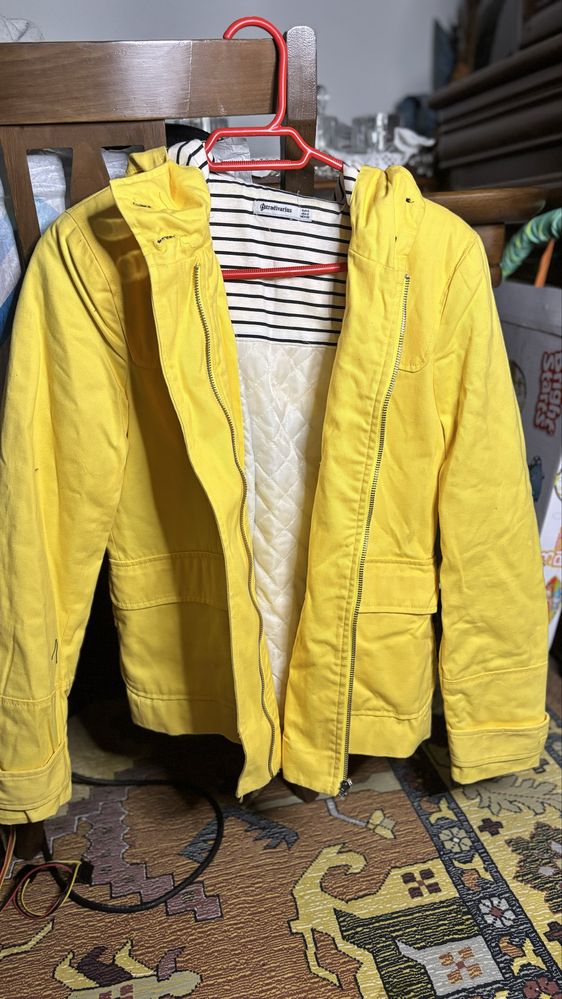 Casaco amarelo com capuz