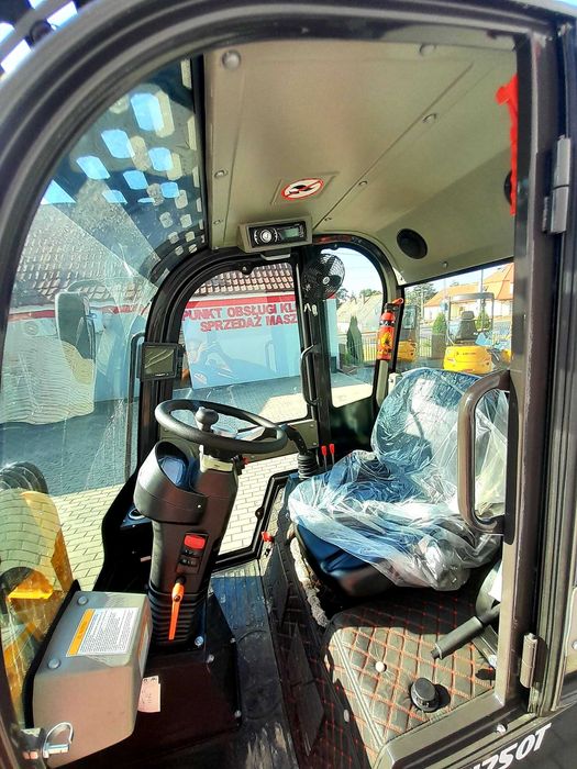 Ładowarka teleskopowa WOLF MINI 750 T / Szerokość 130 cm / PERKINS