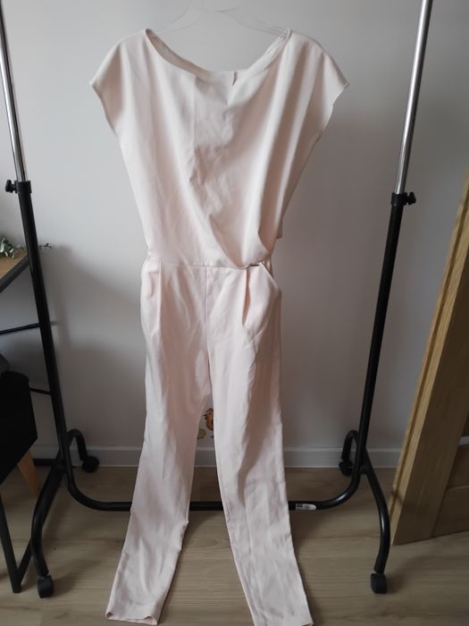Kombinezon Yulla M jasny różowy pudrowy roz elegancki