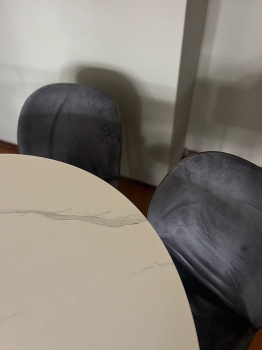 Mesa com duas cadeiras