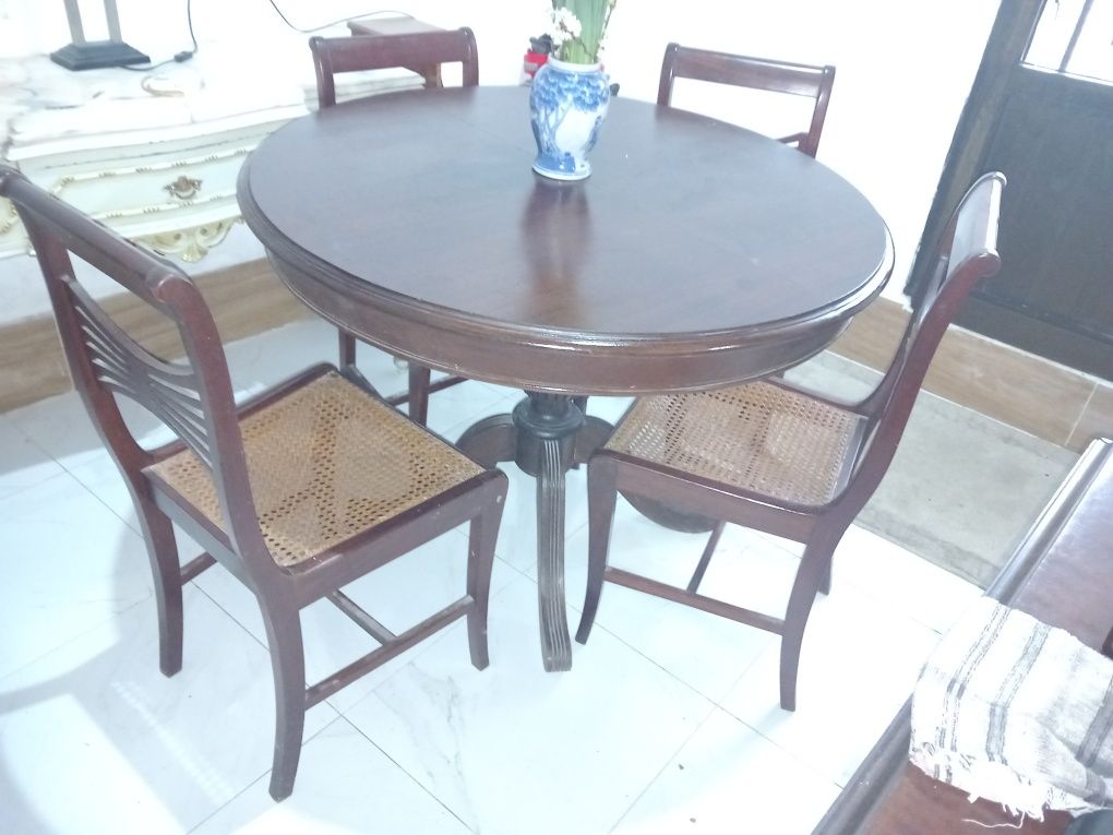 Vendo mesa de jantar com  4 cadeiras bom estado