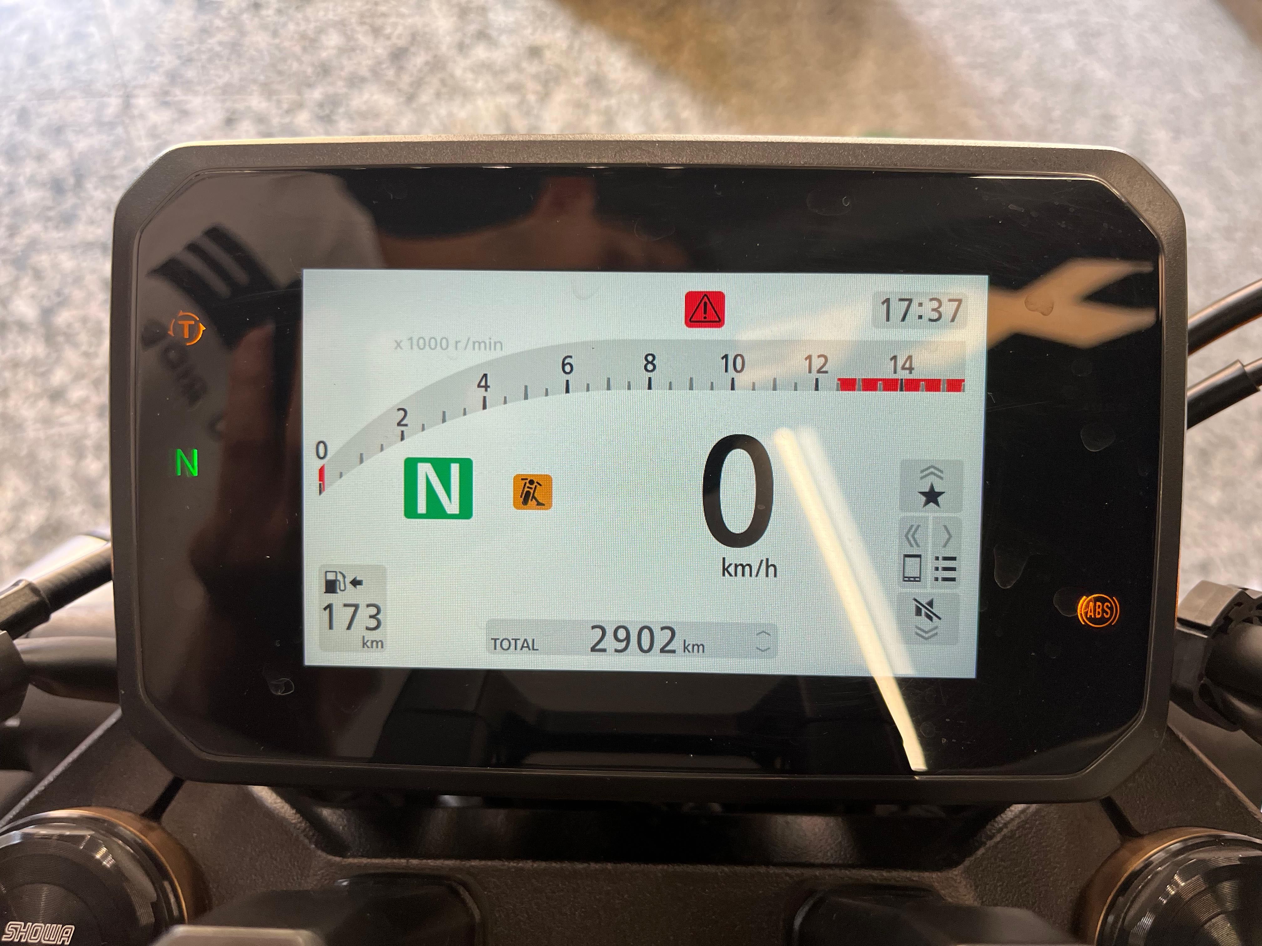 Honda CB 650 RA de 2024, como nova, com apenas 2902 Kms