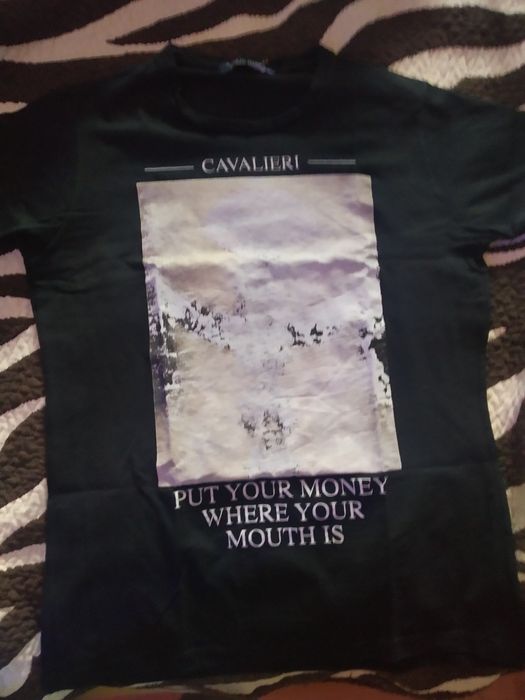 T-shirt preta de menina