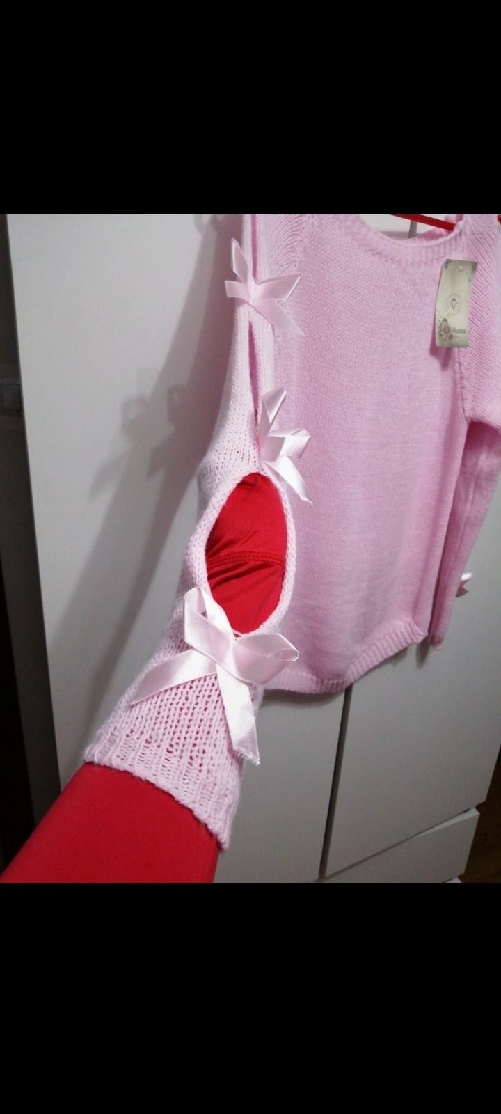Sweterek z ozdobnymi kokardkami