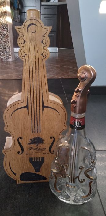 Dwie butelki karafki w kształcie gitary