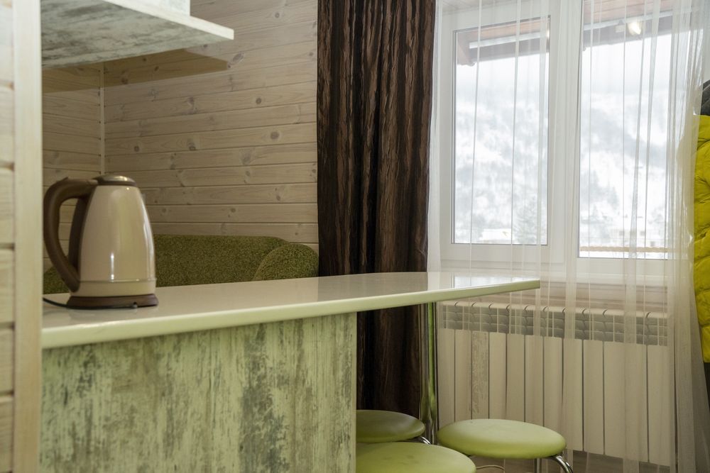 Котедж з чаном "Навпроти Маковиці" та окремі номери.