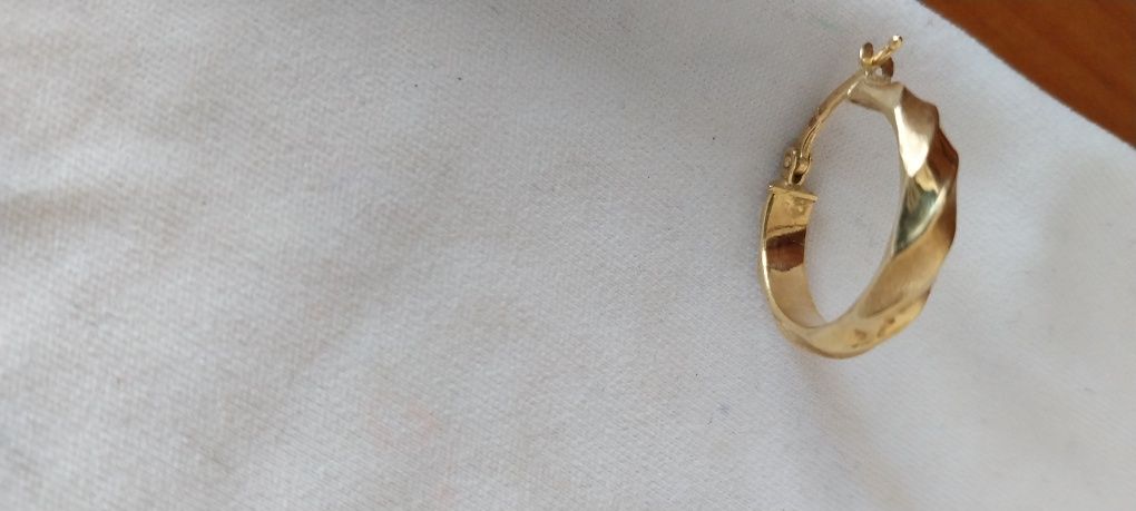 Argola em ouro amarelo trabalhado, infelizmente só tenho uma
