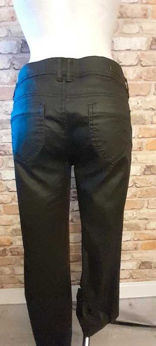 Woskowane spodnie damskie, niski stan .Clockhouse