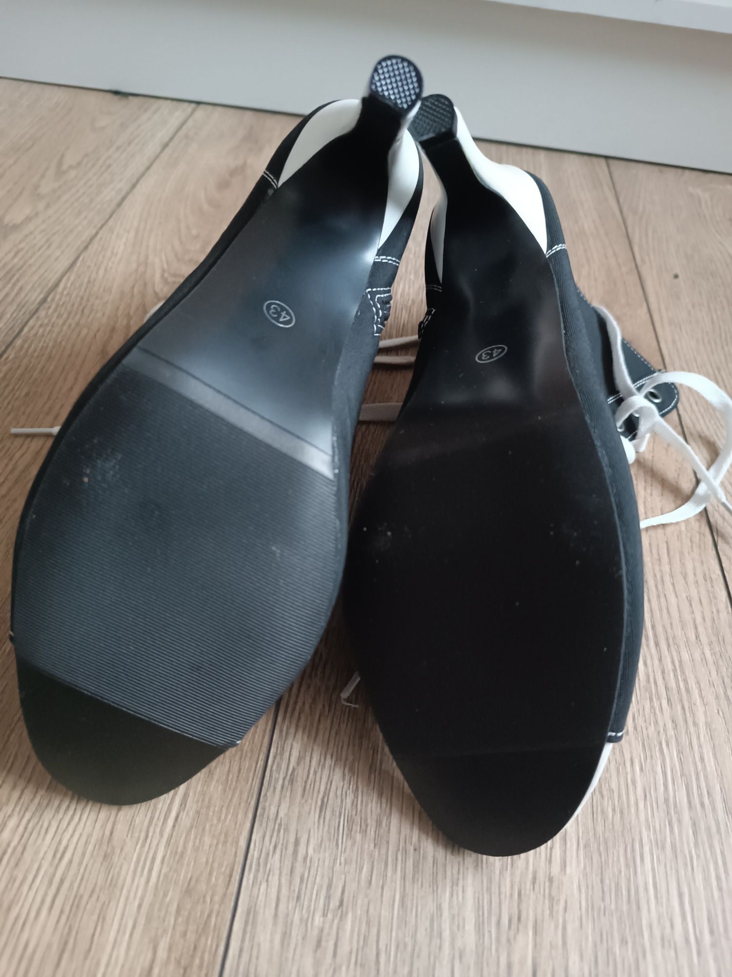 Czarne szpilki trampki