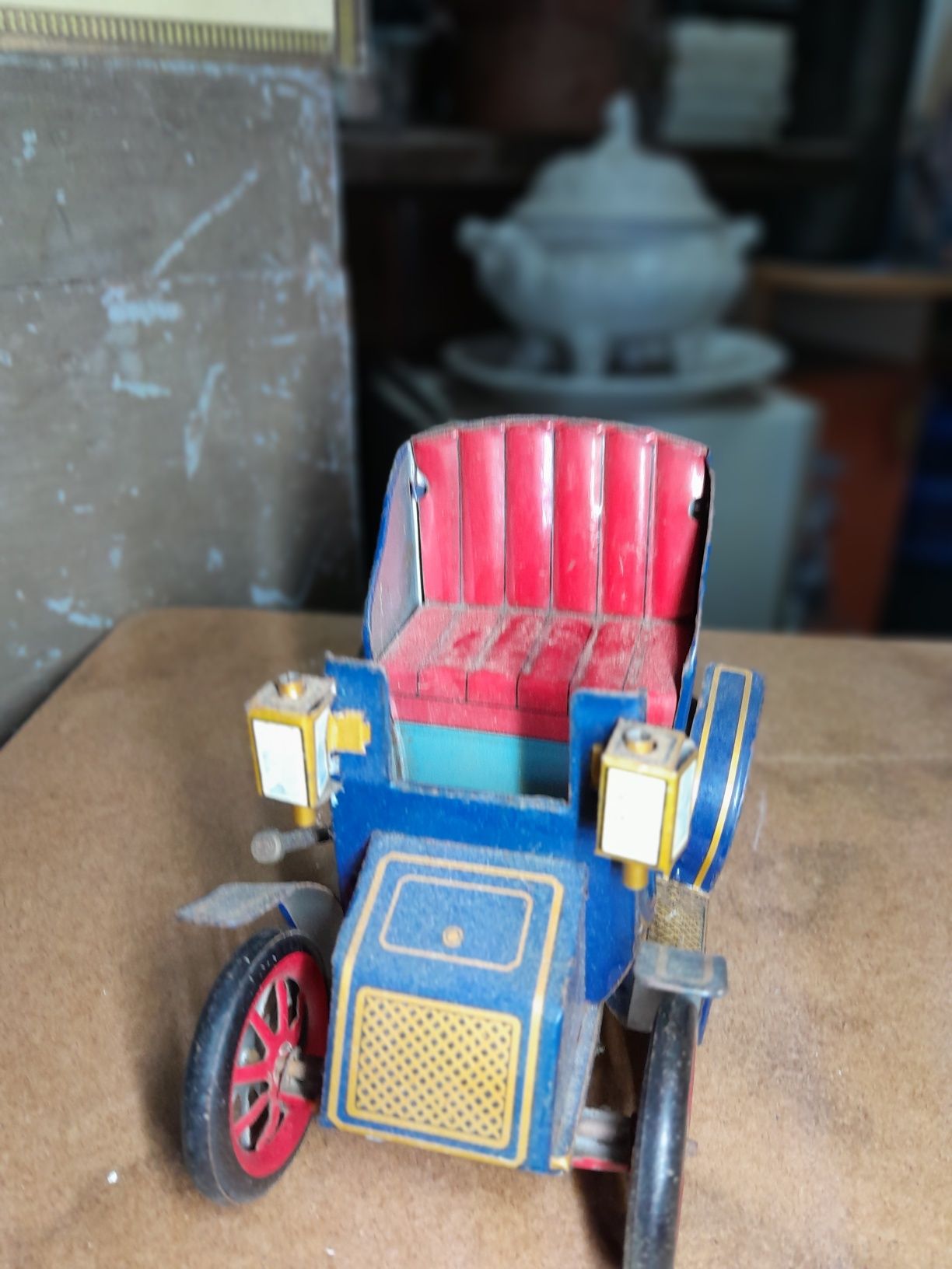 Antigo carrinho de lata a corda modern toys