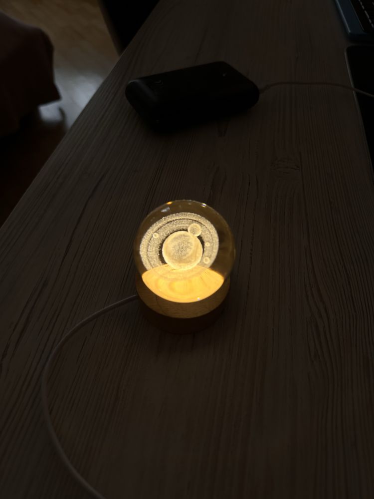Настільна лампа з планетою від USB