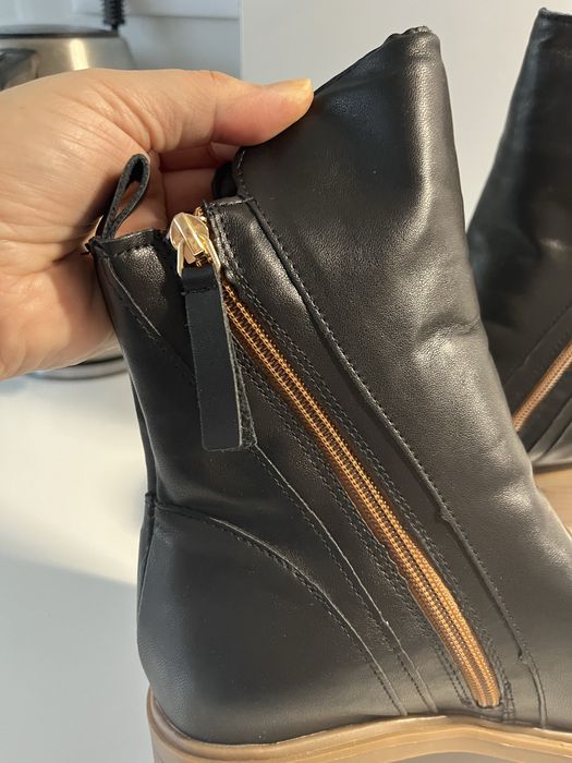 Botas pretas em couro, novas - 40
