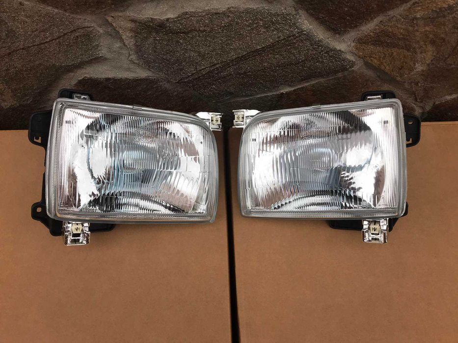 Фари фара передние фары Nissan Navara D22 Pickup (98-02)