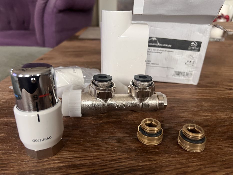 Kątowy zawór grzejnikowy biały Oventrop wraz z głowicą termostatyczną