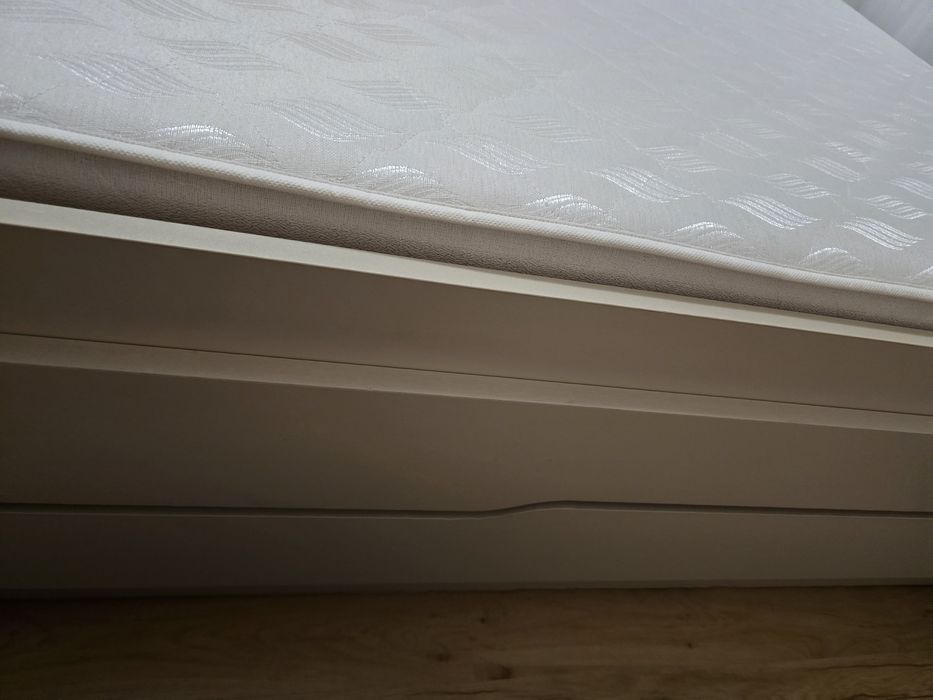 Łóżko z płyty 160x200 z dużym pojemnikiem i grubym, wygodnym materacem