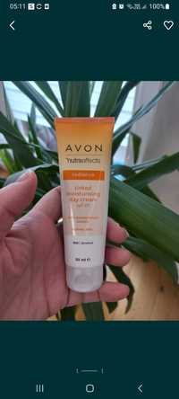 Krem do twarzy wyrównujący koloryt Avon SPF20