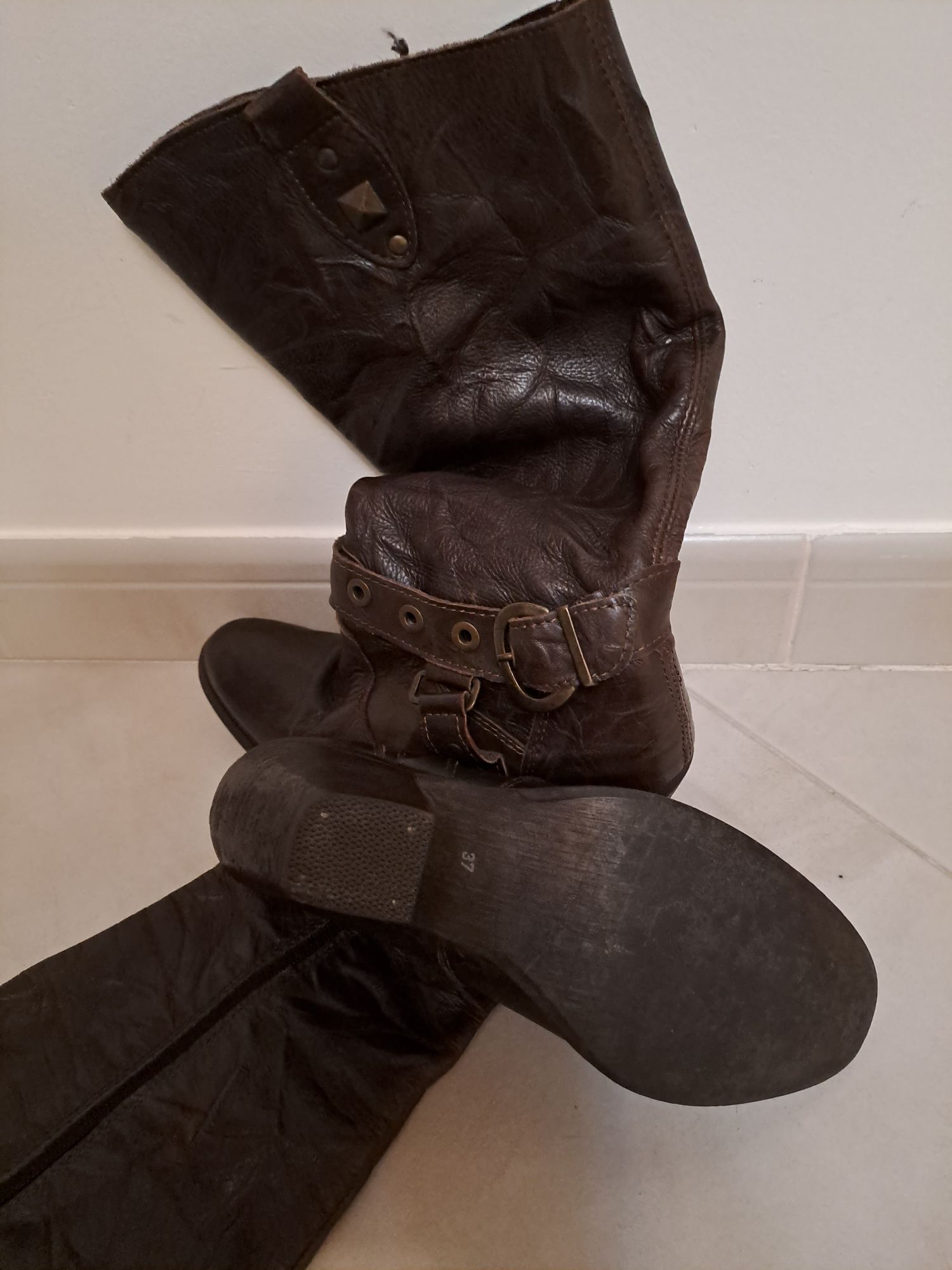 Botas estilo texano em pele